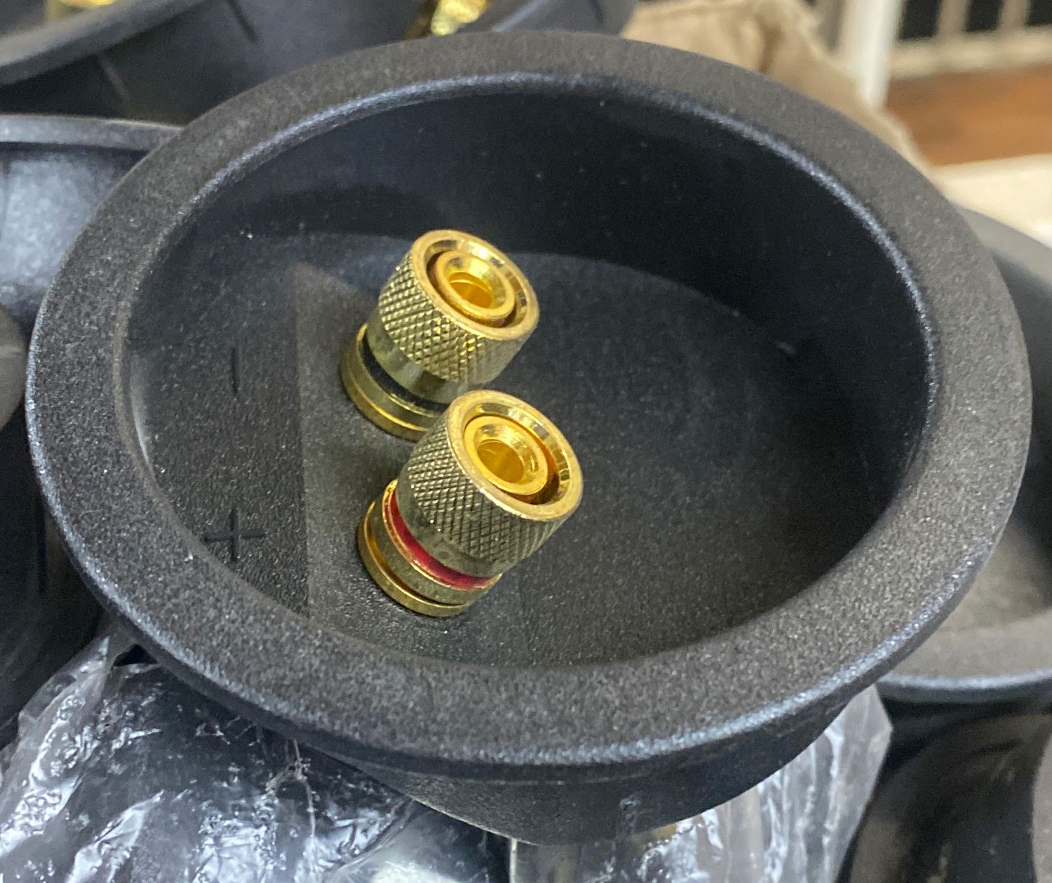 BOX TERMINAL WITH GOLD METAL SCREW POST 