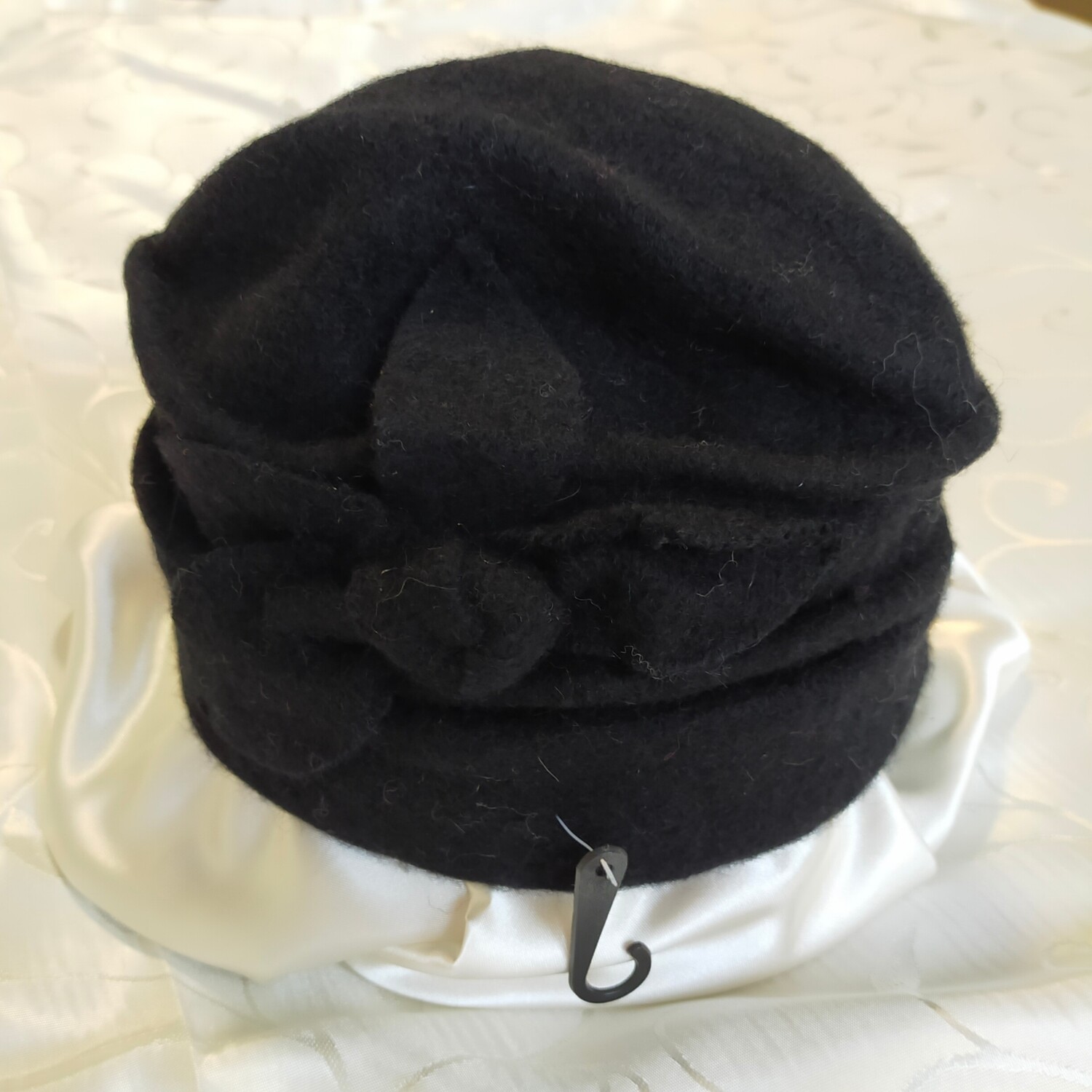 Klassischer schwarzer Hut mit Rosenmodell 100% Wolle