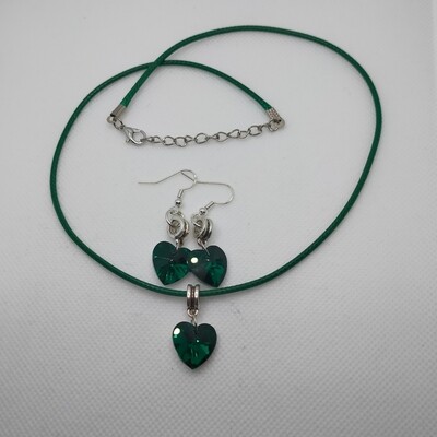 Grünes Kristallherzen-Halsketten-Ohrring-Set