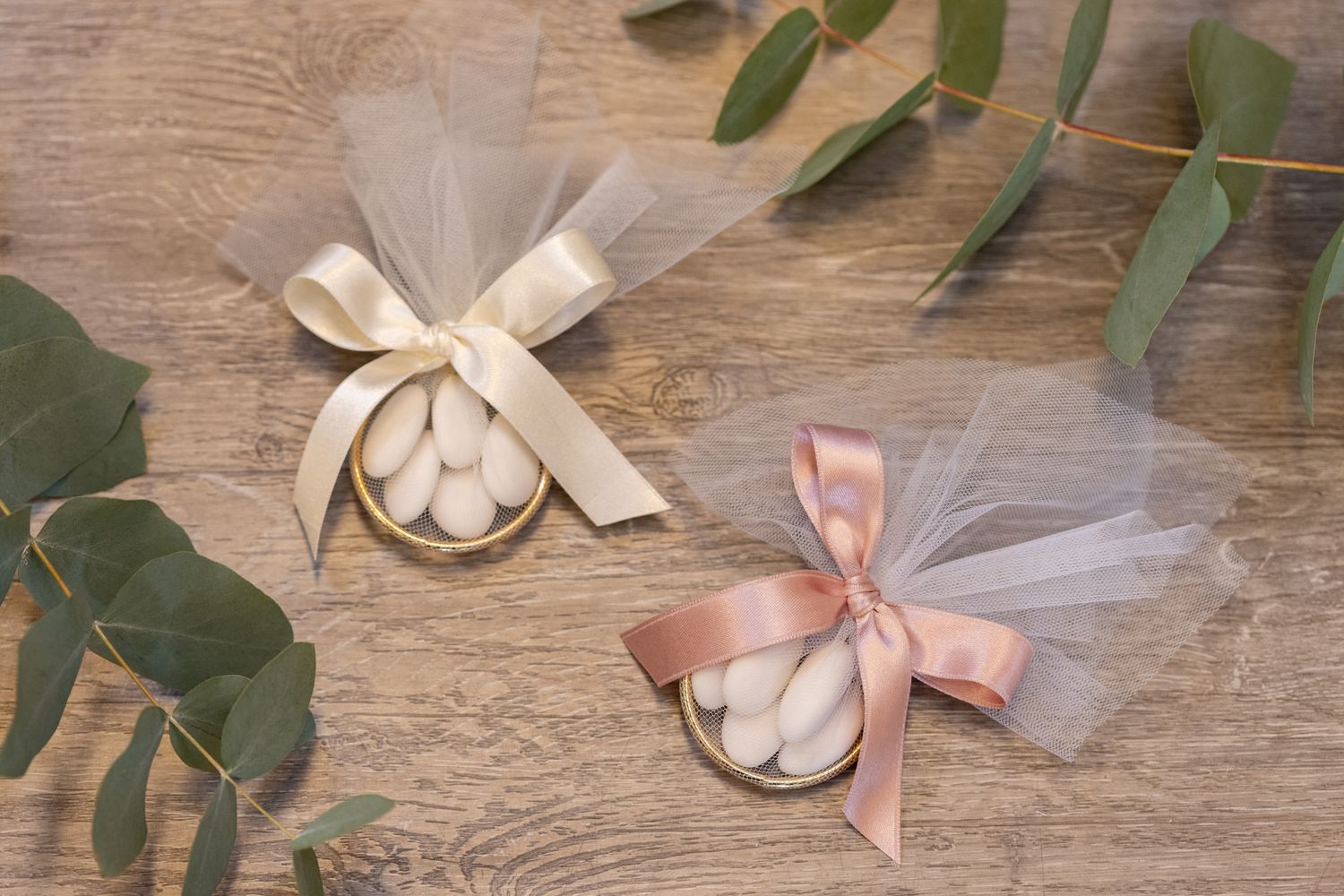 SACCHETTO IN TULLE CON CERCHIO IN OTTONE DORATO