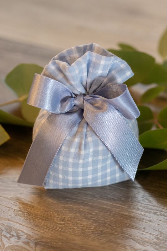 SACCHETTO BOMBONIERA IN COTONE A QUADRETTI AZZURRO ARTIGIANALE