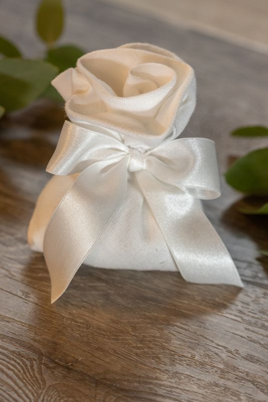 SACCHETTO BOMBONIERA A FORMA DI ROSA IN LINO BIANCO ARTIGIANALE