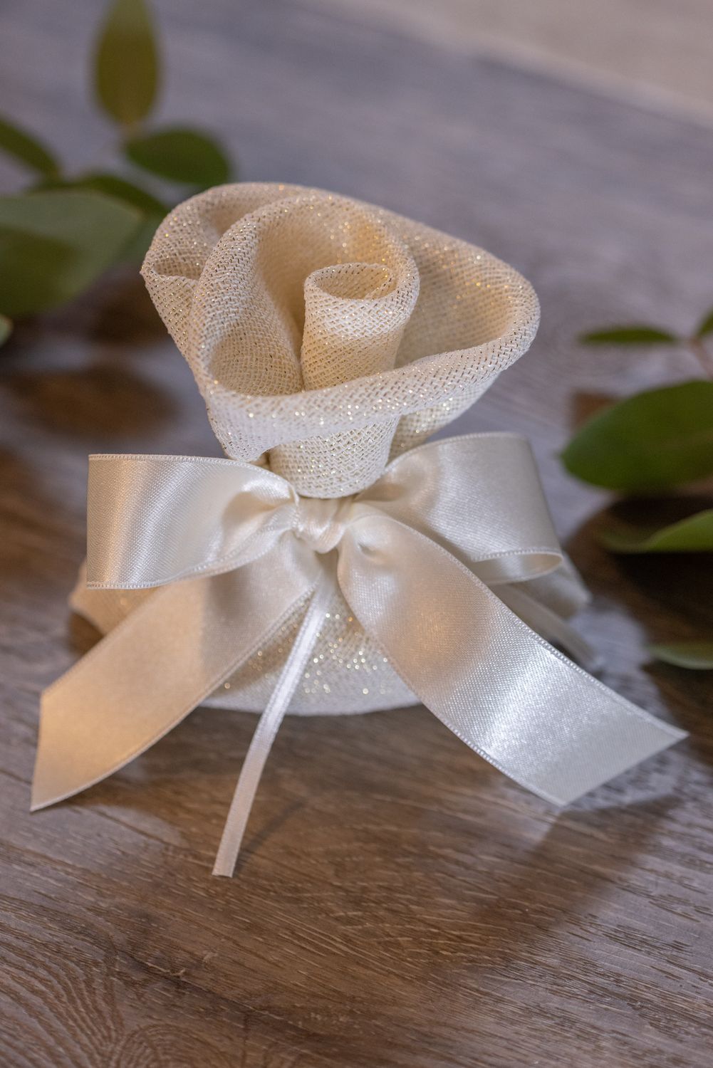 SACCHETTO BOMBONIERA A FORMA DI ROSA PANNA CON LUREX ORO ARTIGIANALE