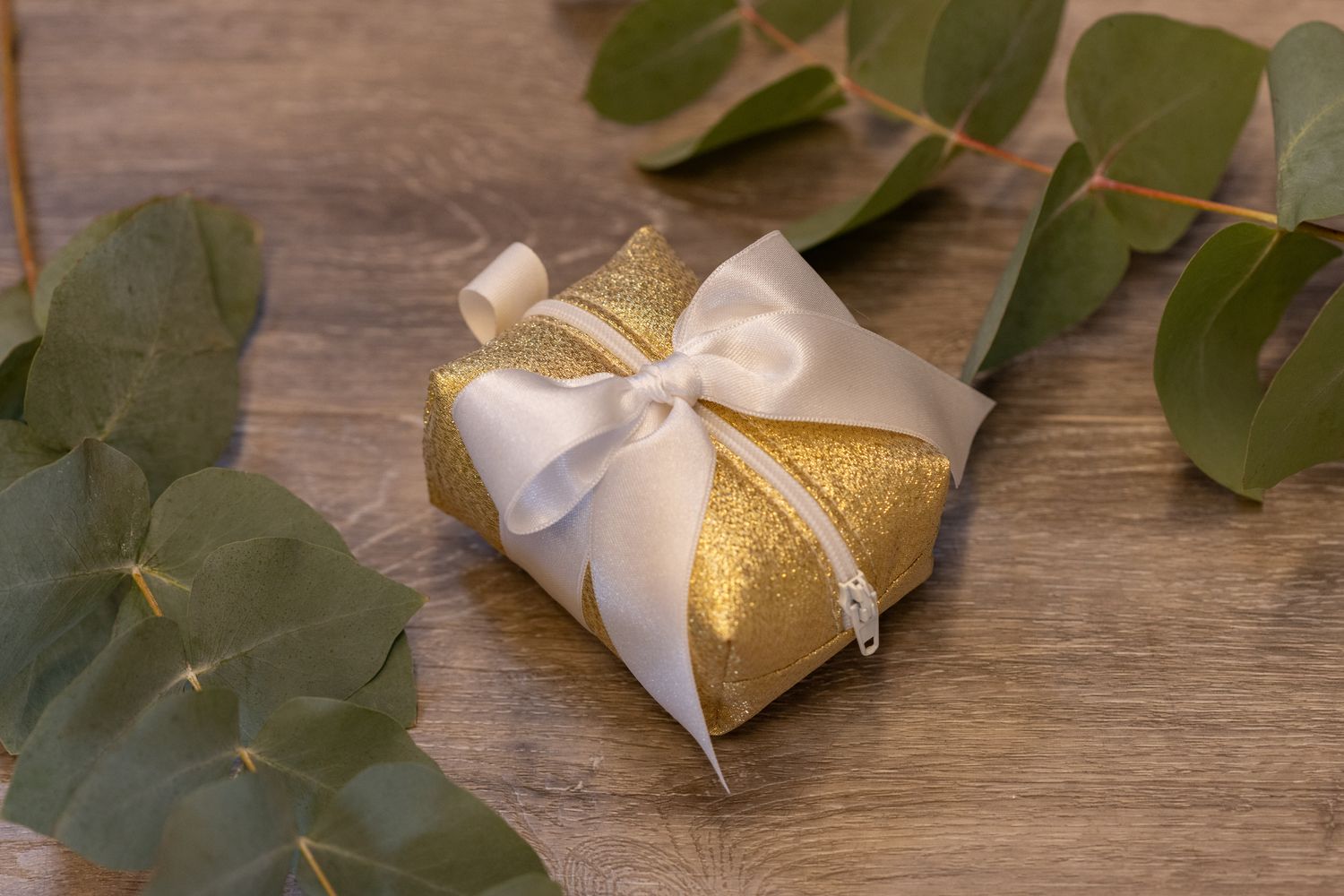 POCHETTE ZIP ARTIGIANALE IN GLITTER ORO