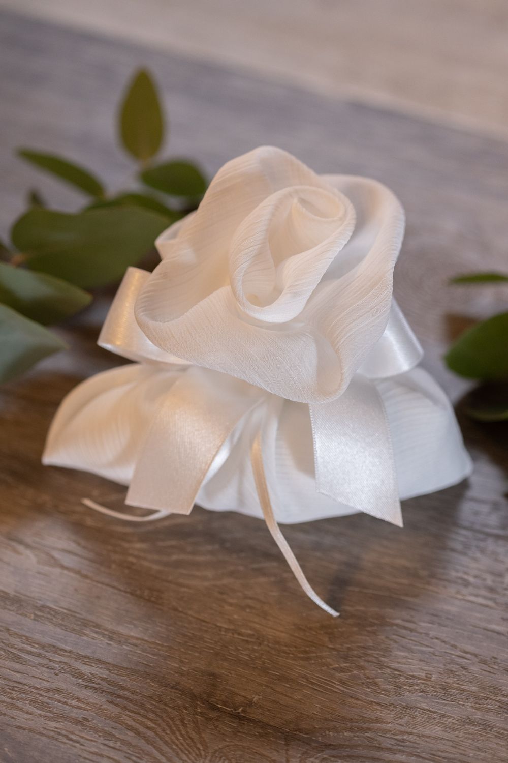 SACCHETTO BOMBONIERA A FORMA DI ROSA IN CHIFFON BIANCO ARTIGIANALE