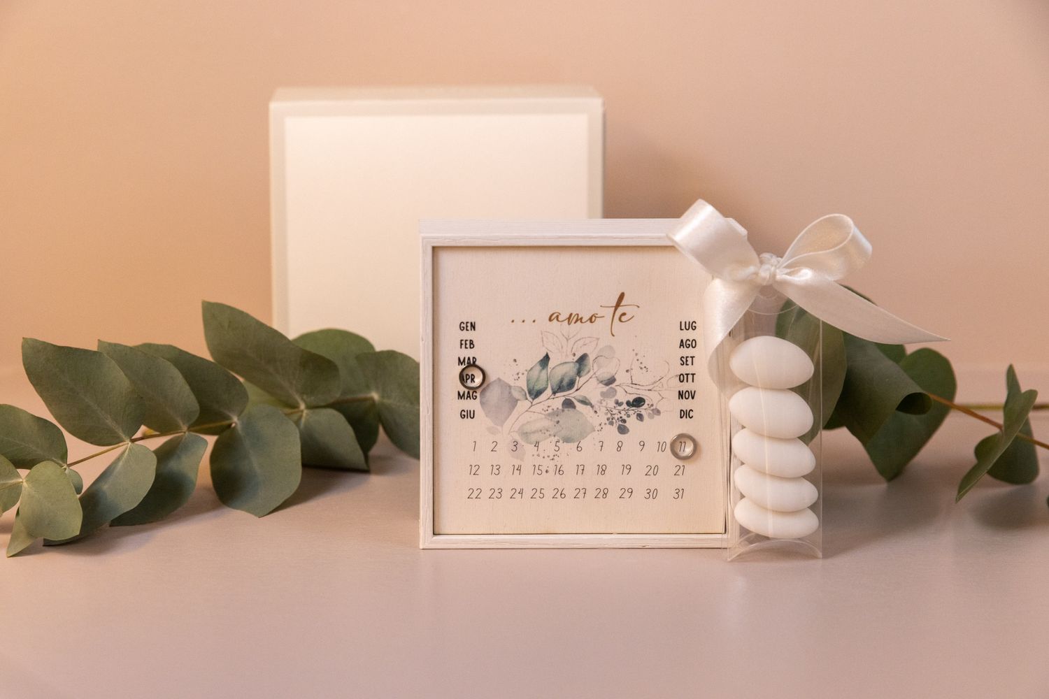 BOMBONIERA CALEDARIO PERPETUO TEMA EUCALIPTO VERDE