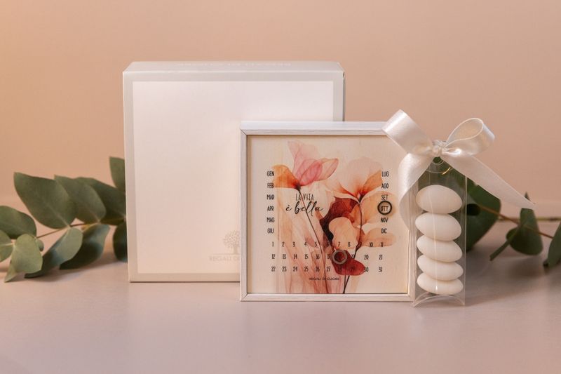 BOMBONIERA CALEDARIO PERPETUO TEMA FIORE ROSA