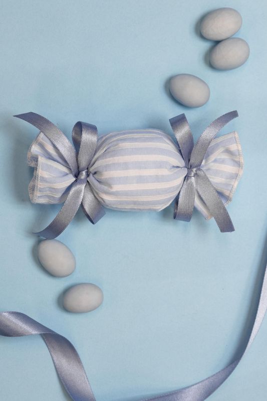 CARAMELLA BOMBONIERA A RIGHE BIANCA E AZZURRA ARTIGIANALE