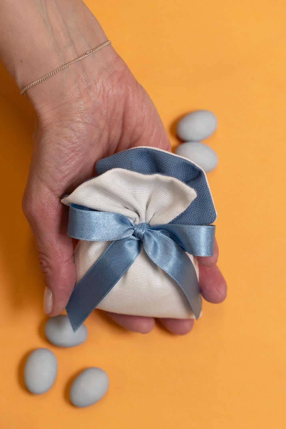 SACCHETTO BOMBONIERA A VENTAGLIO IN COTONE BICOLORE BIANCO E AVIO ARTIGIANALE