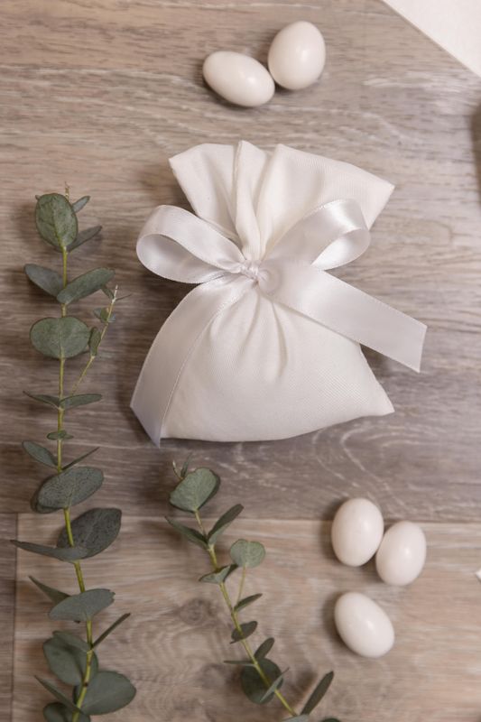 SACCHETTO BOMBONIERA A VENTAGLIO IN COTONE BIANCO ARTIGIANALE