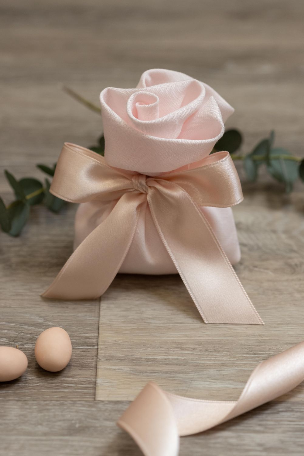 SACCHETTO BOMBONIERA A FORMA DI ROSA IN LINO ROSA CIPRIA ARTIGIANALE