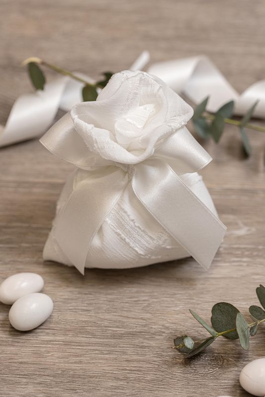 SACCHETTO BOMBONIERA A FORMA DI ROSA IN CHIFFON RICAMATO BIANCO