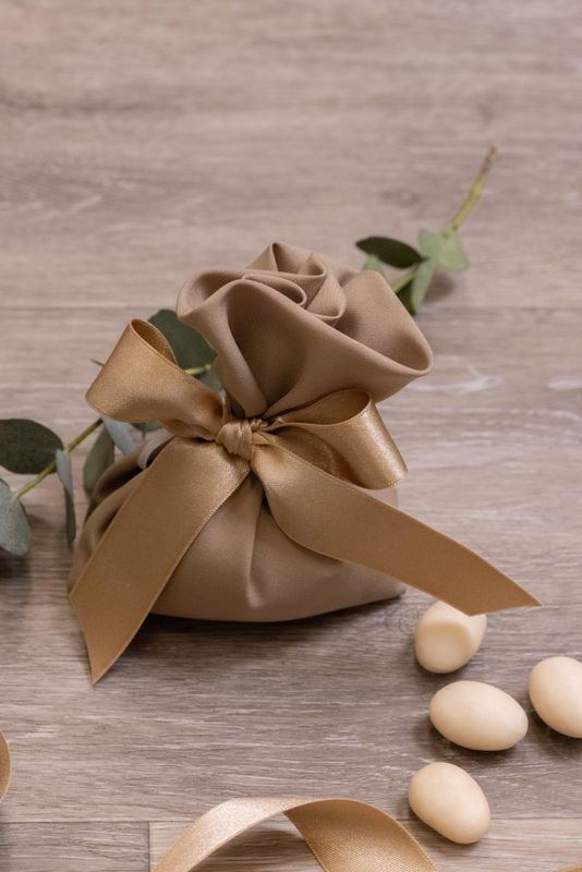 SACCHETTO BOMBONIERA A FORMA DI ROSA IN SETA MOKA ARTIGIANALE