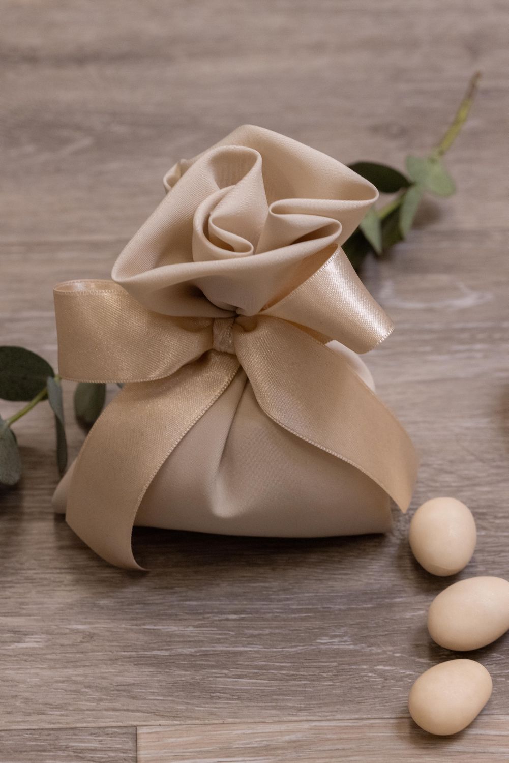 SACCHETTO BOMBONIERA A FORMA DI ROSA IN SETA NOCCIOLA ARTIGIANALE
