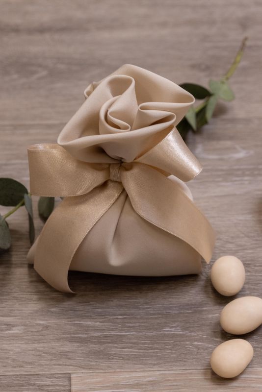 SACCHETTO BOMBONIERA A FORMA DI ROSA IN SETA NOCCIOLA ARTIGIANALE