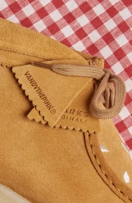 WALLABEE BOOT X VANDY THE PINK TAN EMBROIDERY