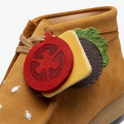 WALLABEE BOOT X VANDY THE PINK TAN EMBROIDERY