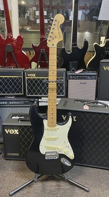 2005 Fender Squier Stratocaster / Cort. W/Hard case