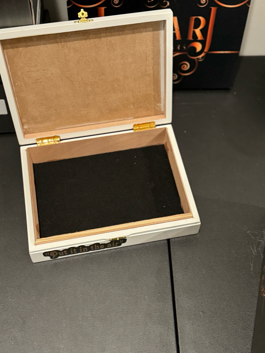 Cigar Box Lamar J white