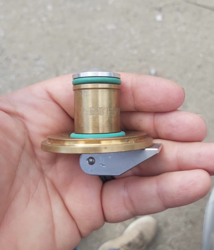 Clean locking cylinder for Resonator