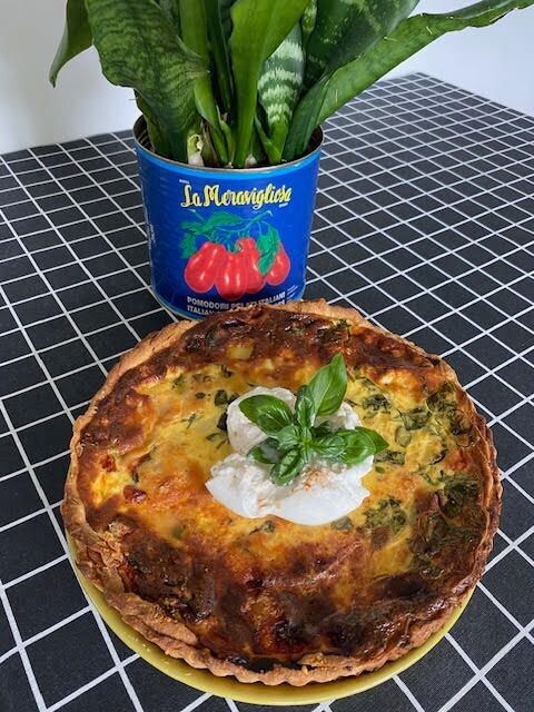 Tonia's Quiche Caprese met pesto, parmezaan, tomaat, mozzarella & burrata