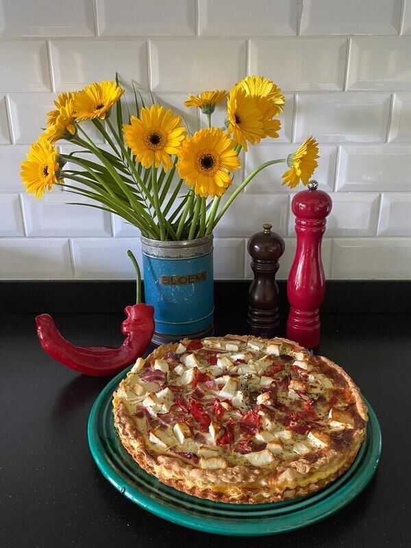 Bernie's Quiche met geroosterde puntpaprika, spek & feta
