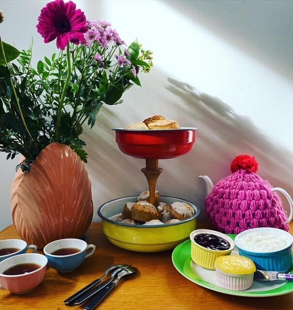 Tea for 6: teatime with friends (6p)