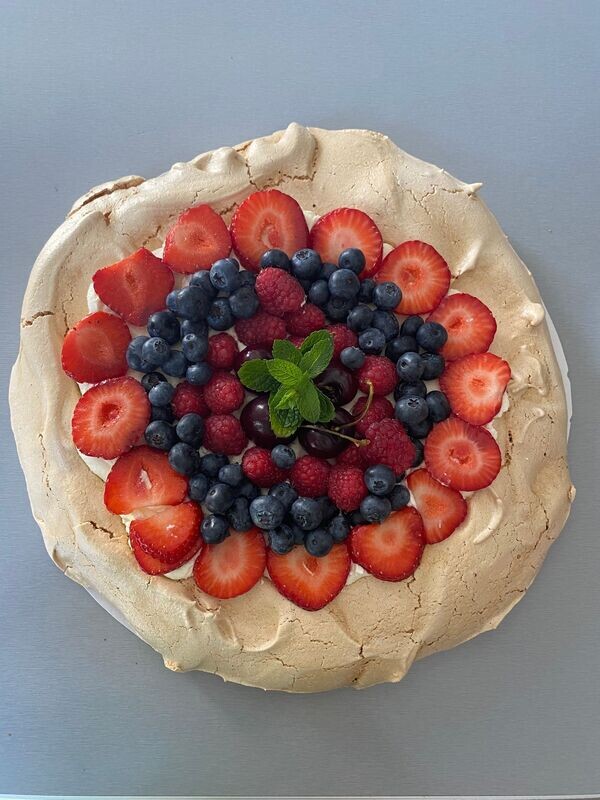 Tania's pavlova met rood fruit (mei-augustus) 4-5p