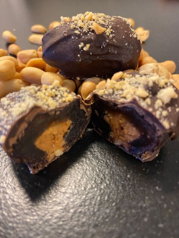Elliot's  nutty dates (8 stuks)