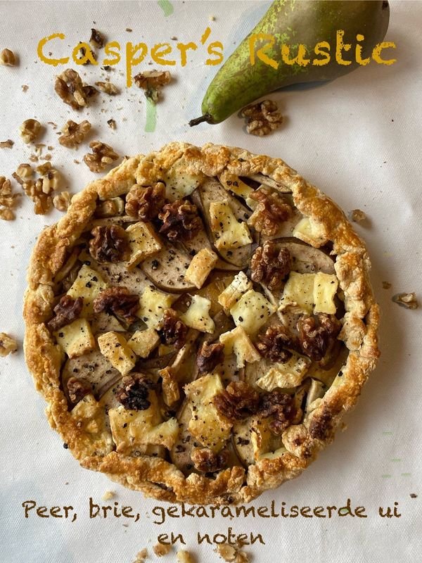 Casper's Rustic Pie: peer, brie, gekarameliseerde ui & walnoten