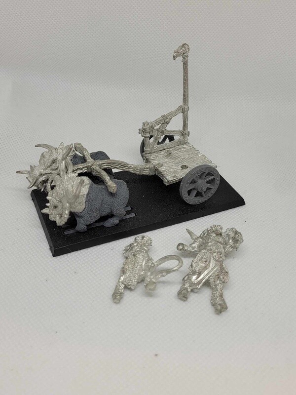 Chaos Beastmen Chariot (Partial Metal)