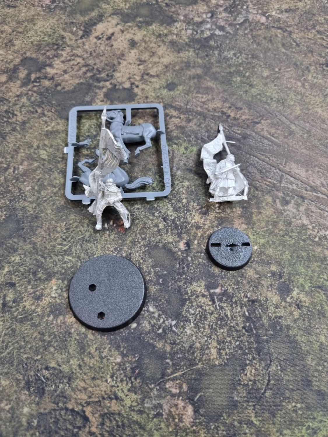 Mounted and Dismounted Banner Bearer of Rohan (Metal)