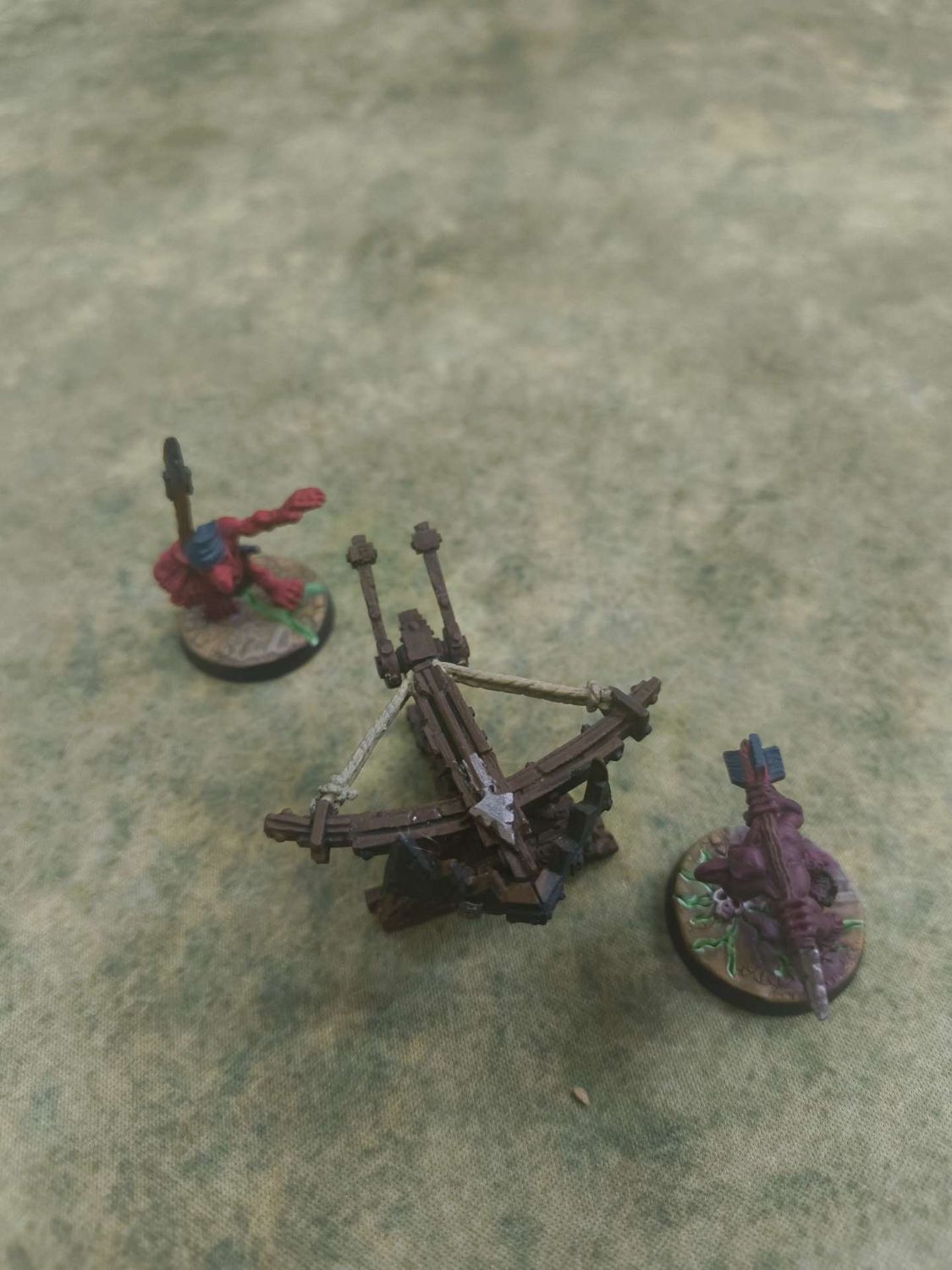 Warhammer Fantasy Battles: Goblin Bolt Throwa (Finecast- 1 Crew Missing)
