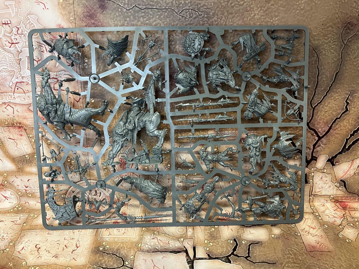 Orruk Warclans: Killaboss on Gnashtoof, Man-skewer Boltboyz and Murknob with Belcha-Banna