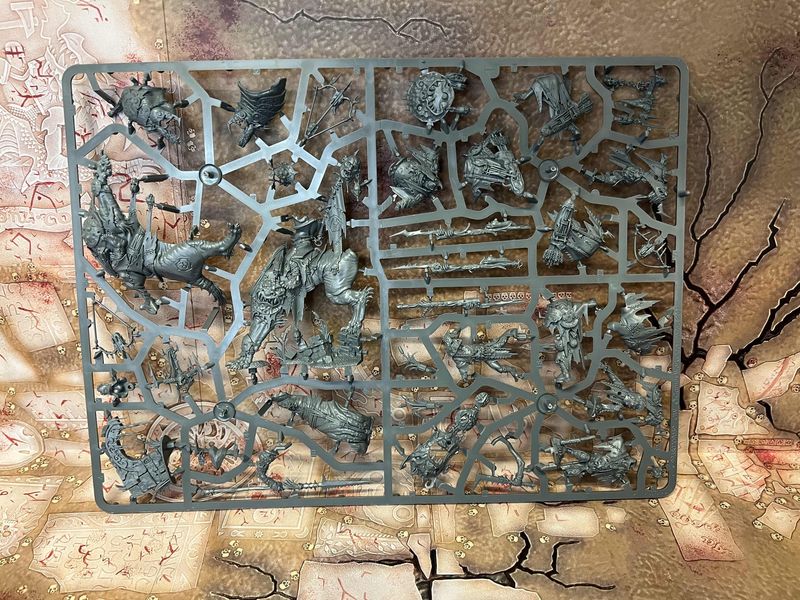 Orruk Warclans: Killaboss on Gnashtoof, Man-skewer Boltboyz and Murknob with Belcha-Banna