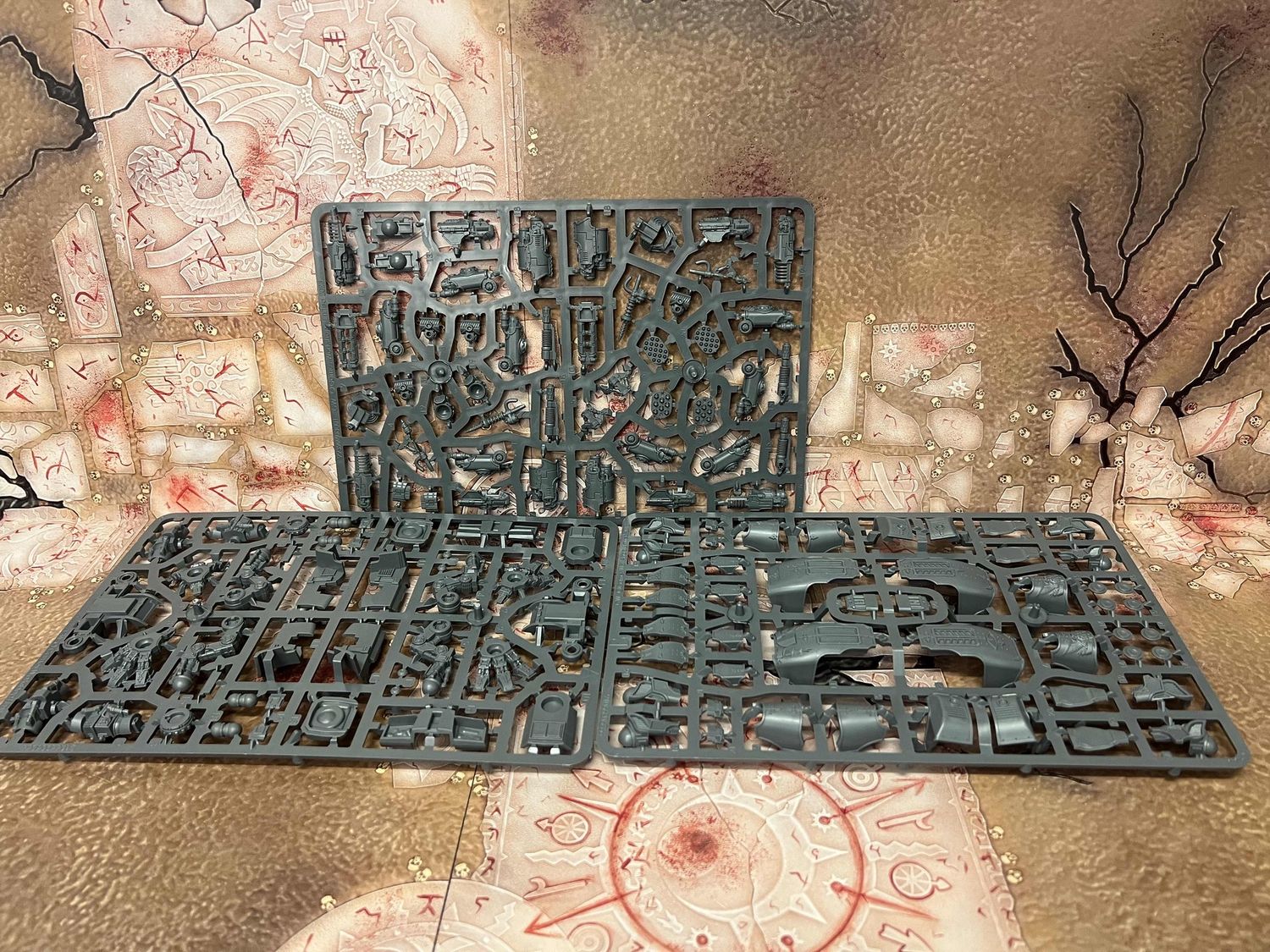 Adeptus Titanicus: Warhound Titans with Ursus Claws and Melta Lances (x2)