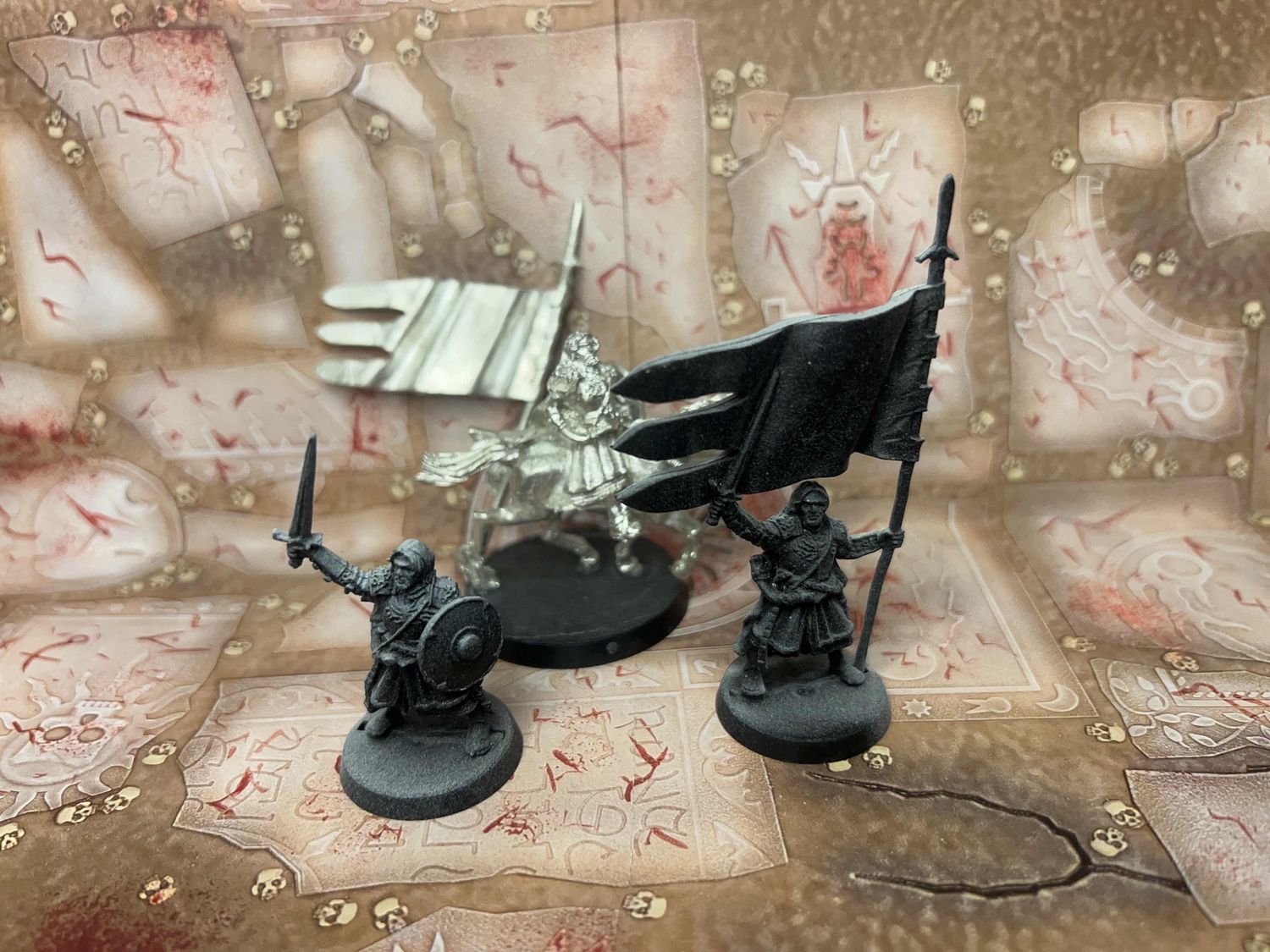 Minas Tirith: Boromir, Captain of the White Tower w/ Banner (Ft &amp; Mtd - Metal)