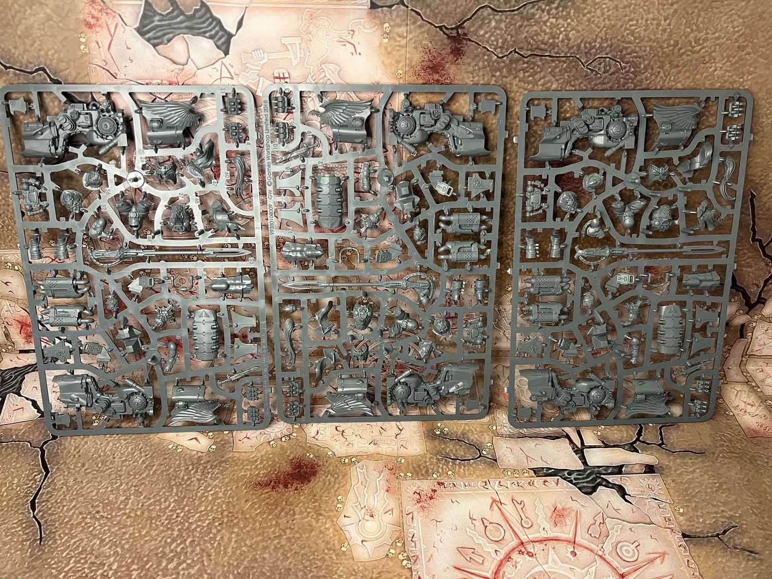 Adeptus Custodes: Vertus Praetors (x3), Name: On sprue