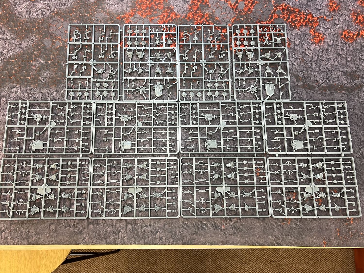 Dwarfen Mountain Holds: Warrior Sprues bundle (4 regular sprues, 2 command sprues)