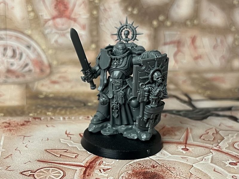Space Marines: Captain with Relic Shield