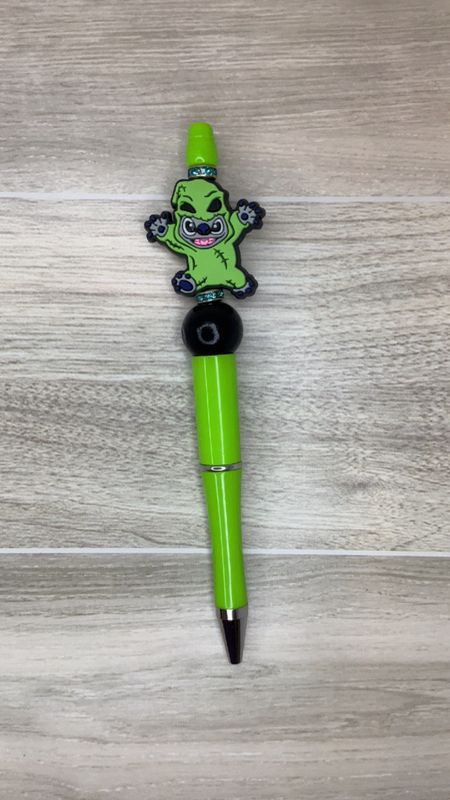 Green pen with Stitch in Costume focal