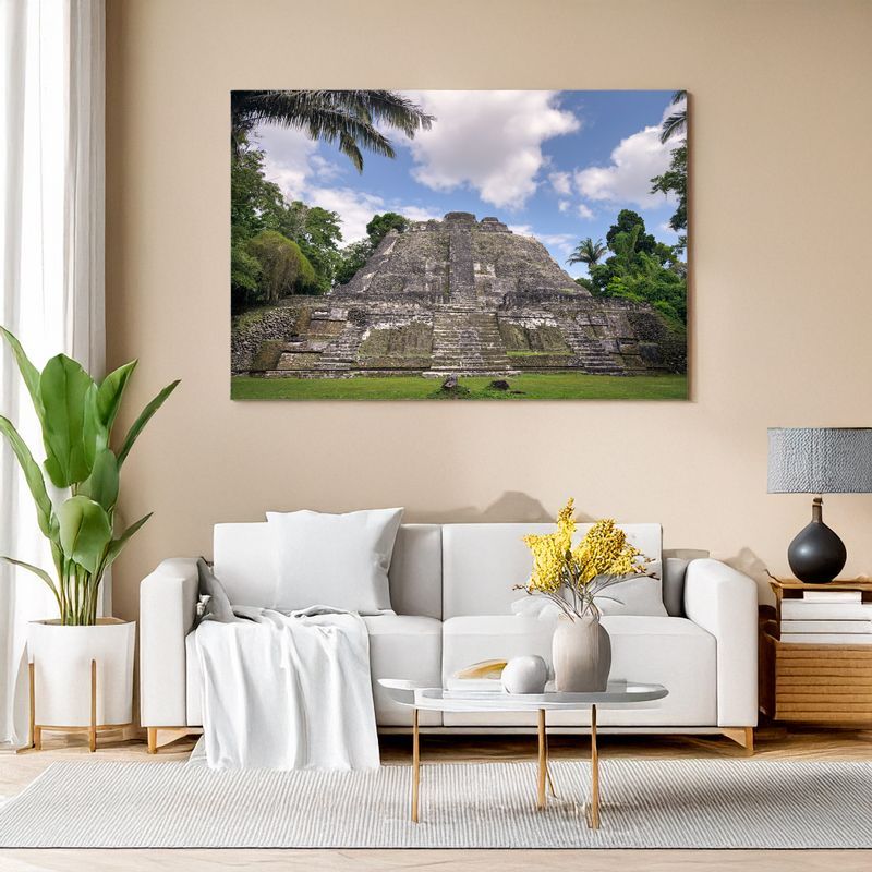 Modernes Wohnzimmer mit großformatiger Leinwand einer Maya-Pyramide im Dschungel