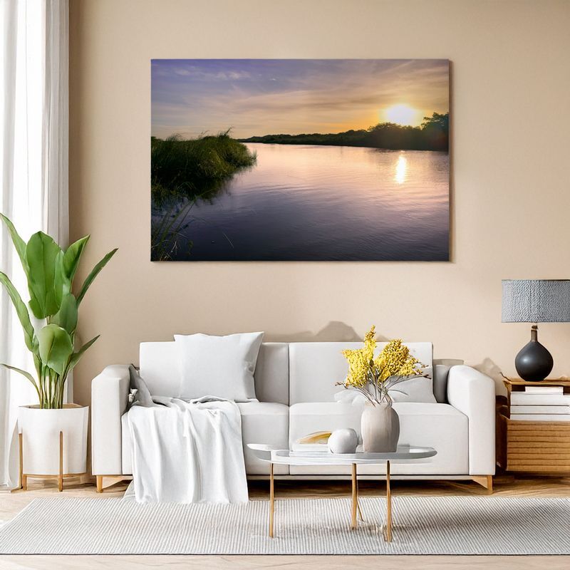 Modernes Wohnzimmer mit Leinwand eines Flussufers bei Sonnenuntergang