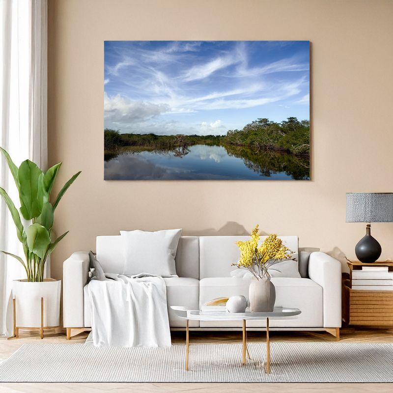 Modernes Wohnzimmer mit Leinwand einer ruhigen Lagune mit Wolkenspiegelung