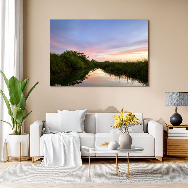 Elegantes Wohnzimmer mit Leinwand einer Flusslandschaft bei Sonnenuntergang