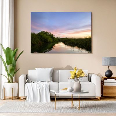 Elegantes Wohnzimmer mit Leinwand einer Flusslandschaft bei Sonnenuntergang