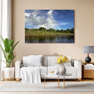 Modernes Wohnzimmer mit Leinwand einer Flusslandschaft und Regenbogen