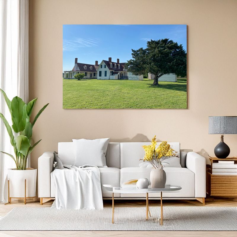 Gerahmtes Landschaftsbild mit historischem Haus über Sofa in modernem Wohnzimmer