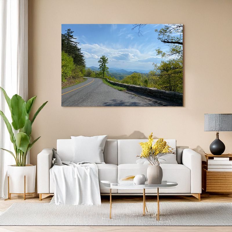 Gerahmtes Landschaftsbild mit Bergstraße über Sofa in modernem Wohnzimmer