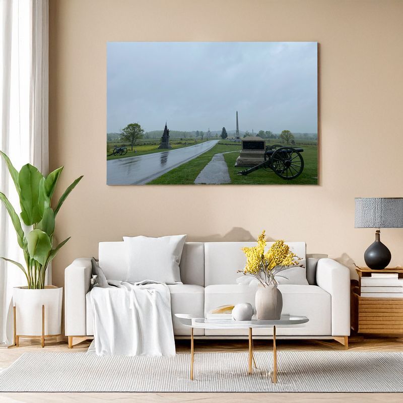 Gerahmtes Landschaftsbild mit Kanone und Regenlandschaft über Sofa in modernem Wohnzimmer